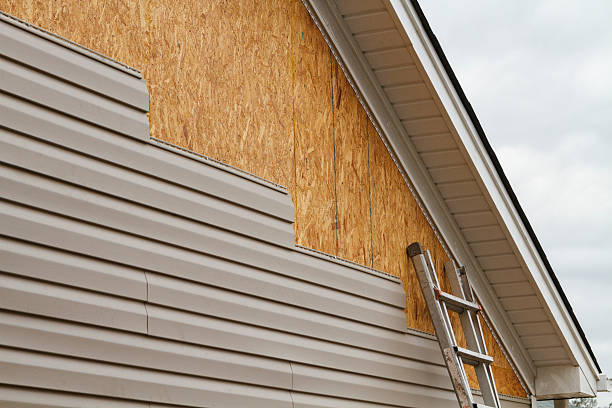 Professional Vinyl Siding technician working in Niles, OH